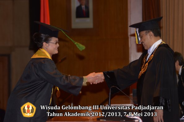 wisuda-unpad-gel-iii-ta-2012_2013-fakultas-kedokteran-oleh-rektor-062