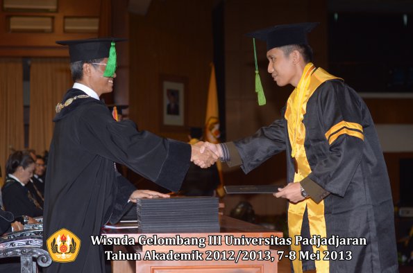 wisuda-unpad-gel-iii-ta-2012_2013-fakultas-kedokteran-oleh-dekan-013