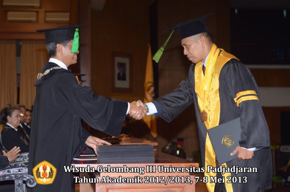 wisuda-unpad-gel-iii-ta-2012_2013-fakultas-kedokteran-oleh-dekan-021