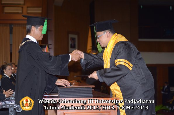 wisuda-unpad-gel-iii-ta-2012_2013-fakultas-kedokteran-oleh-dekan-022