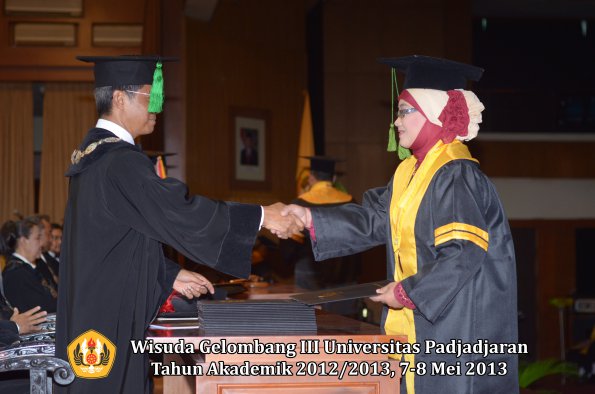 wisuda-unpad-gel-iii-ta-2012_2013-fakultas-kedokteran-oleh-dekan-023