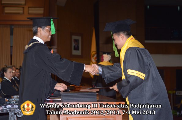 wisuda-unpad-gel-iii-ta-2012_2013-fakultas-kedokteran-oleh-dekan-024