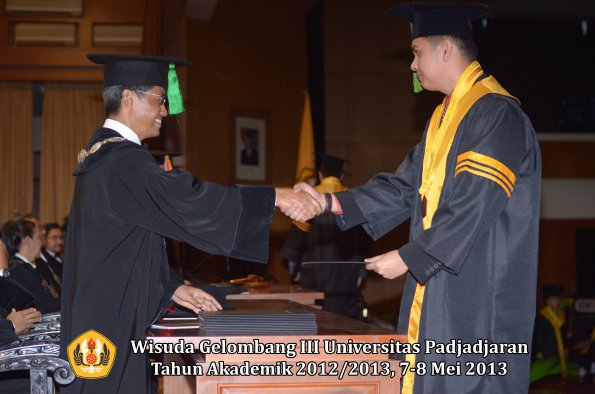 wisuda-unpad-gel-iii-ta-2012_2013-fakultas-kedokteran-oleh-dekan-030