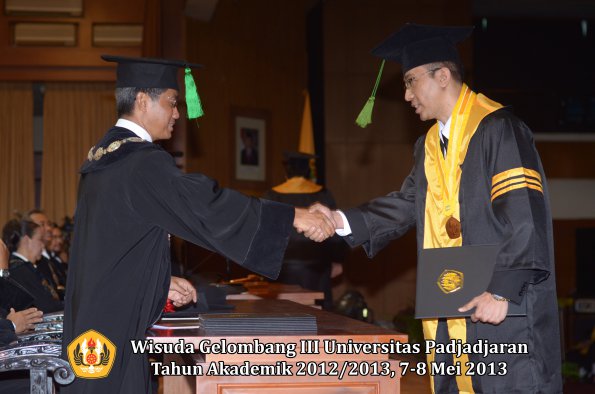 wisuda-unpad-gel-iii-ta-2012_2013-fakultas-kedokteran-oleh-dekan-032