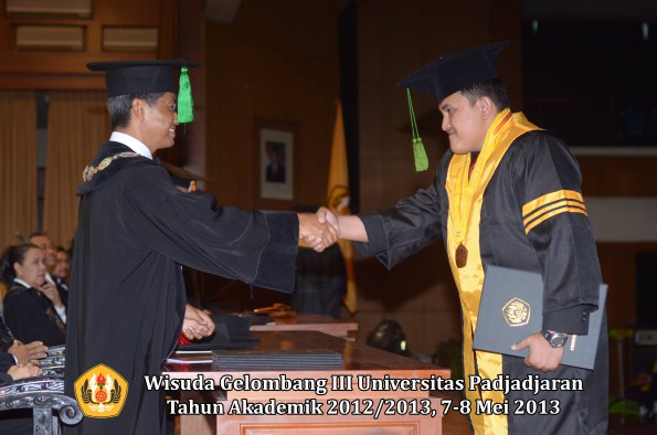 wisuda-unpad-gel-iii-ta-2012_2013-fakultas-kedokteran-oleh-dekan-034