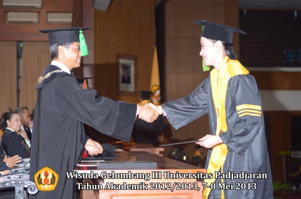 wisuda-unpad-gel-iii-ta-2012_2013-fakultas-kedokteran-oleh-dekan-035