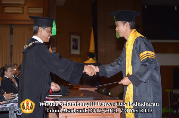 wisuda-unpad-gel-iii-ta-2012_2013-fakultas-kedokteran-oleh-dekan-037