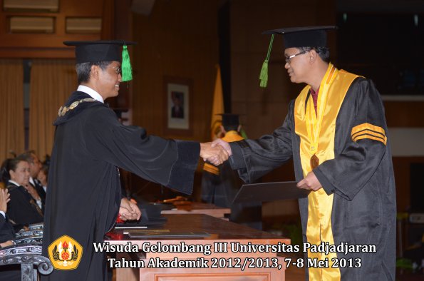 wisuda-unpad-gel-iii-ta-2012_2013-fakultas-kedokteran-oleh-dekan-039