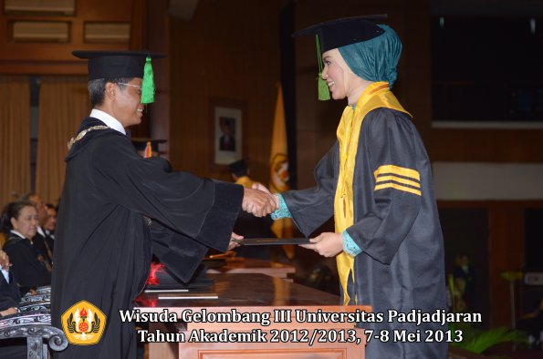 wisuda-unpad-gel-iii-ta-2012_2013-fakultas-kedokteran-oleh-dekan-040