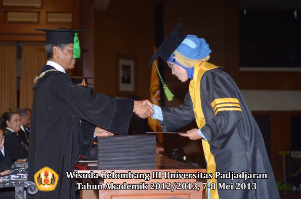 wisuda-unpad-gel-iii-ta-2012_2013-fakultas-kedokteran-oleh-dekan-042