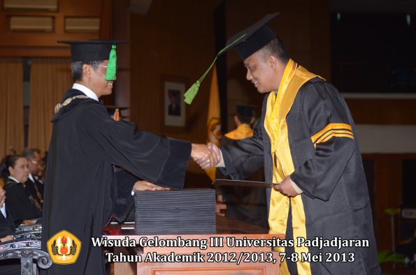 wisuda-unpad-gel-iii-ta-2012_2013-fakultas-kedokteran-oleh-dekan-044