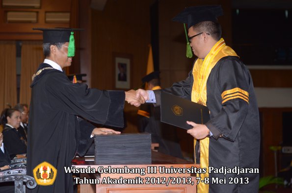 wisuda-unpad-gel-iii-ta-2012_2013-fakultas-kedokteran-oleh-dekan-045