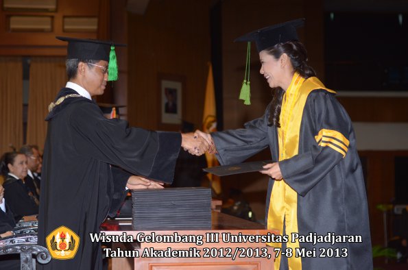 wisuda-unpad-gel-iii-ta-2012_2013-fakultas-kedokteran-oleh-dekan-046