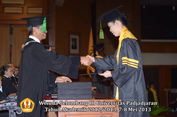 wisuda-unpad-gel-iii-ta-2012_2013-fakultas-kedokteran-oleh-dekan-047