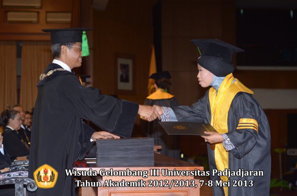 wisuda-unpad-gel-iii-ta-2012_2013-fakultas-kedokteran-oleh-dekan-048