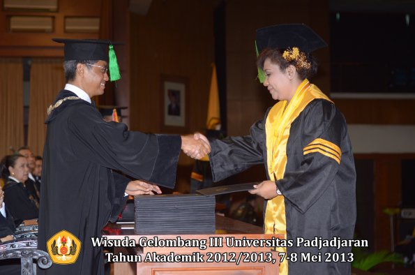 wisuda-unpad-gel-iii-ta-2012_2013-fakultas-kedokteran-oleh-dekan-049