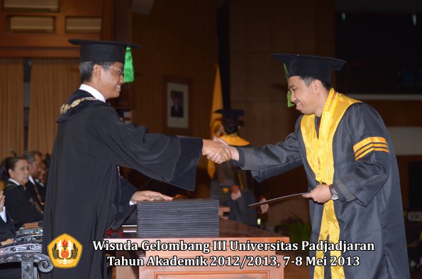 wisuda-unpad-gel-iii-ta-2012_2013-fakultas-kedokteran-oleh-dekan-051