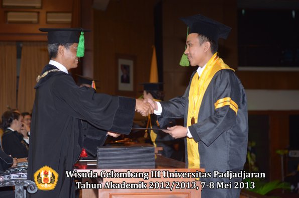 wisuda-unpad-gel-iii-ta-2012_2013-fakultas-kedokteran-oleh-dekan-057