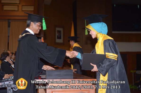 wisuda-unpad-gel-iii-ta-2012_2013-fakultas-kedokteran-oleh-dekan-059