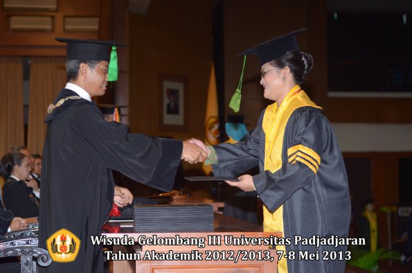 wisuda-unpad-gel-iii-ta-2012_2013-fakultas-kedokteran-oleh-dekan-060