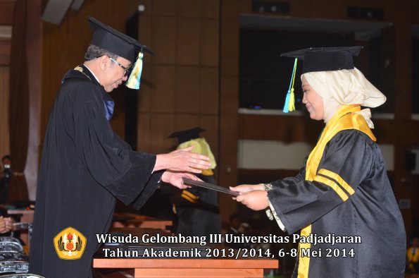 wisuda-unpad-gel-iii-ta-2013_2014-fakultas-farmasi-oleh-dekan-ilalang-foto-002