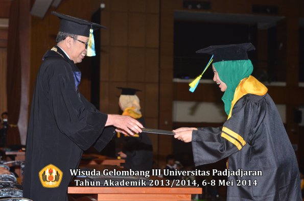 wisuda-unpad-gel-iii-ta-2013_2014-fakultas-farmasi-oleh-dekan-ilalang-foto-003