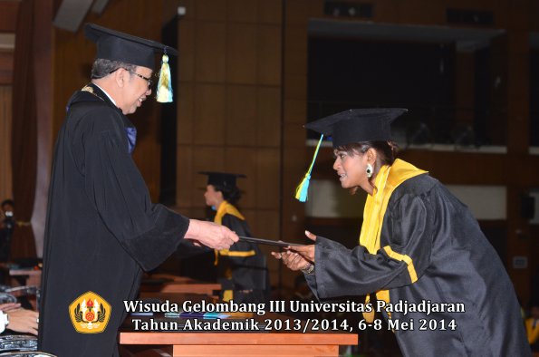 wisuda-unpad-gel-iii-ta-2013_2014-fakultas-farmasi-oleh-dekan-ilalang-foto-006