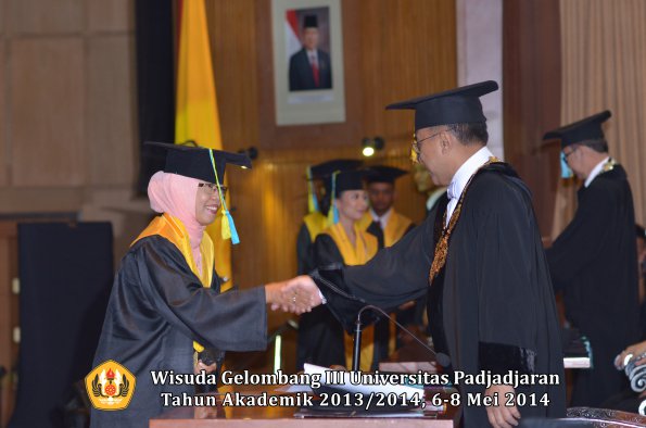 wisuda-unpad-gel-iii-ta-2013_2014-fakultas-farmasi-oleh-rektor-ilalang-foto-004
