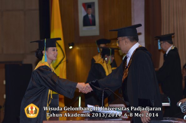 wisuda-unpad-gel-iii-ta-2013_2014-fakultas-farmasi-oleh-rektor-ilalang-foto-005