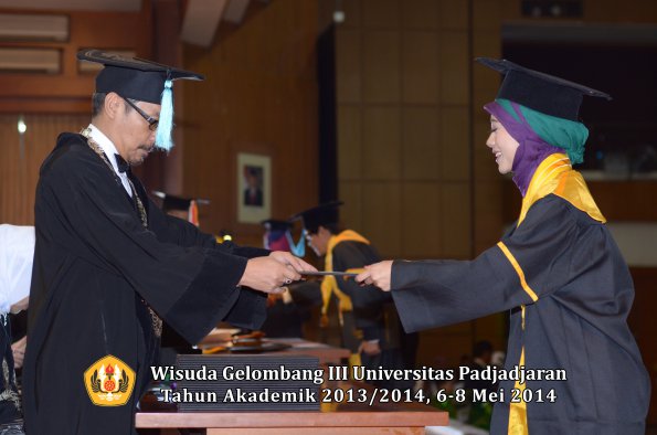 wisuda-unpad-gel-iii-ta-2013_2014-fakultas-ilmu-budaya-oleh-dekan-ilalang-foto-022