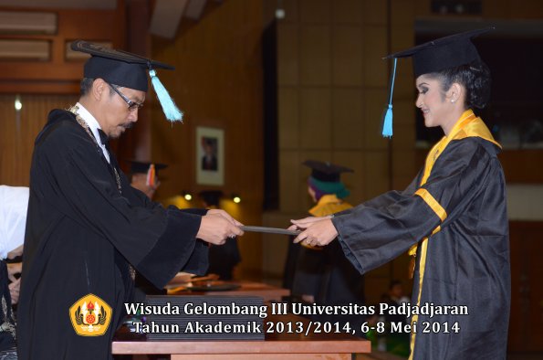 wisuda-unpad-gel-iii-ta-2013_2014-fakultas-ilmu-budaya-oleh-dekan-ilalang-foto-023