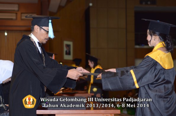 wisuda-unpad-gel-iii-ta-2013_2014-fakultas-ilmu-budaya-oleh-dekan-ilalang-foto-025