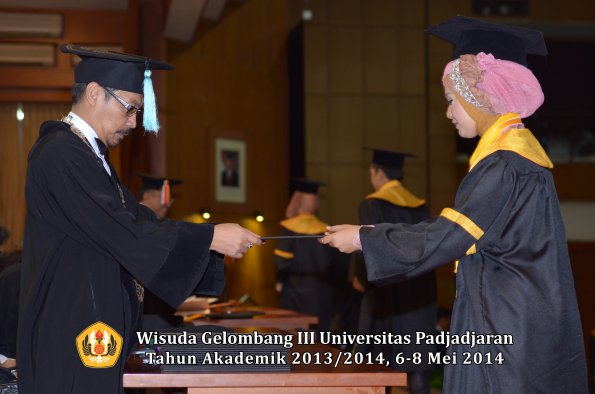 wisuda-unpad-gel-iii-ta-2013_2014-fakultas-ilmu-budaya-oleh-dekan-ilalang-foto-028