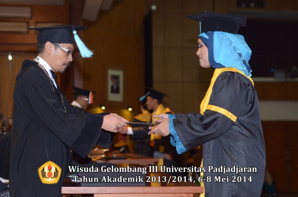 wisuda-unpad-gel-iii-ta-2013_2014-fakultas-ilmu-budaya-oleh-dekan-ilalang-foto-031