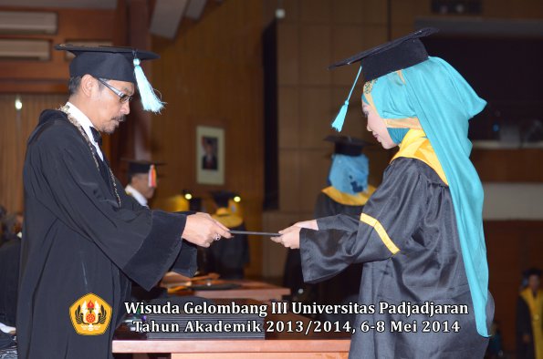 wisuda-unpad-gel-iii-ta-2013_2014-fakultas-ilmu-budaya-oleh-dekan-ilalang-foto-032