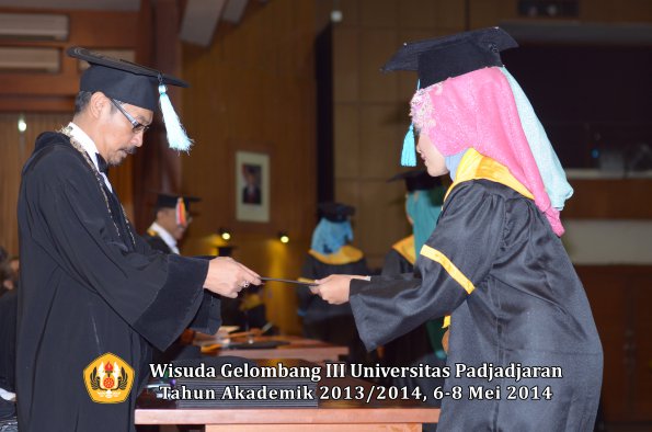 wisuda-unpad-gel-iii-ta-2013_2014-fakultas-ilmu-budaya-oleh-dekan-ilalang-foto-033