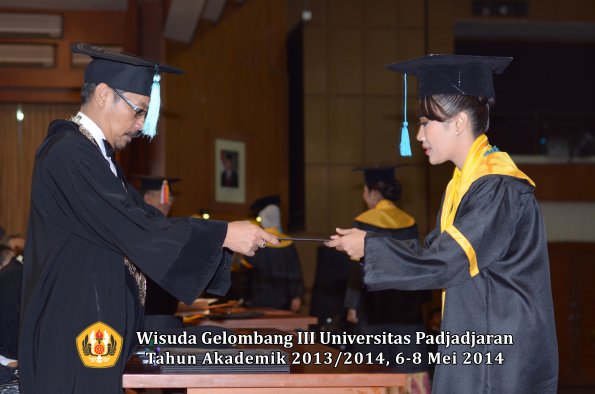 wisuda-unpad-gel-iii-ta-2013_2014-fakultas-ilmu-budaya-oleh-dekan-ilalang-foto-036