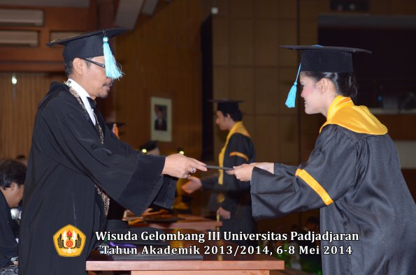 wisuda-unpad-gel-iii-ta-2013_2014-fakultas-ilmu-budaya-oleh-dekan-ilalang-foto-042