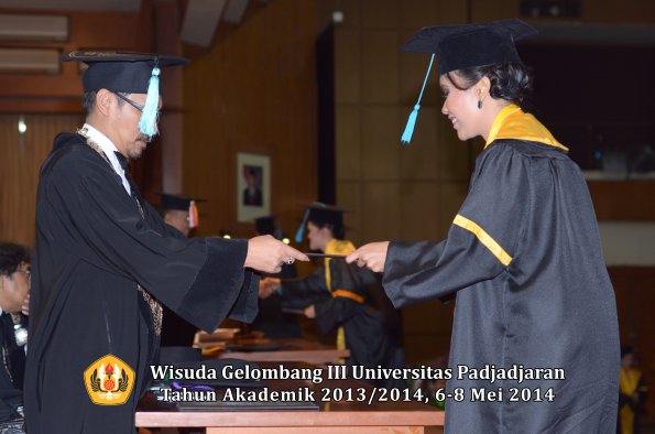 wisuda-unpad-gel-iii-ta-2013_2014-fakultas-ilmu-budaya-oleh-dekan-ilalang-foto-043