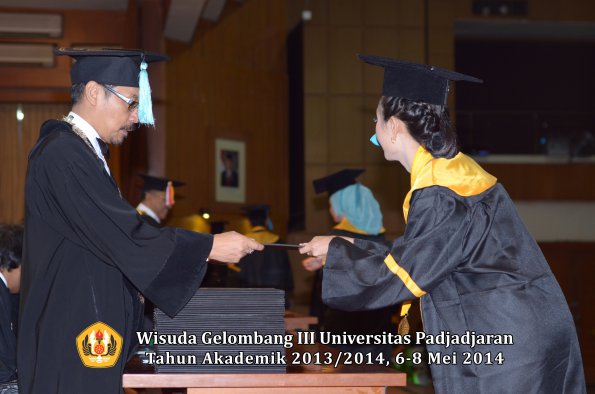 wisuda-unpad-gel-iii-ta-2013_2014-fakultas-ilmu-budaya-oleh-dekan-ilalang-foto-047