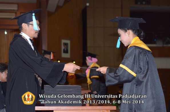 wisuda-unpad-gel-iii-ta-2013_2014-fakultas-ilmu-budaya-oleh-dekan-ilalang-foto-053