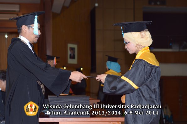 wisuda-unpad-gel-iii-ta-2013_2014-fakultas-ilmu-budaya-oleh-dekan-ilalang-foto-055