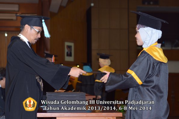 wisuda-unpad-gel-iii-ta-2013_2014-fakultas-ilmu-budaya-oleh-dekan-ilalang-foto-056