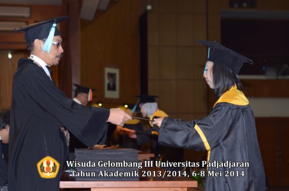 wisuda-unpad-gel-iii-ta-2013_2014-fakultas-ilmu-budaya-oleh-dekan-ilalang-foto-057