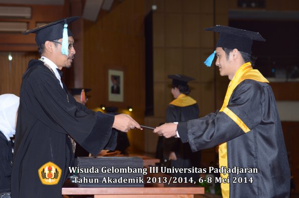 wisuda-unpad-gel-iii-ta-2013_2014-fakultas-ilmu-budaya-oleh-dekan-ilalang-foto-060