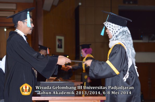 wisuda-unpad-gel-iii-ta-2013_2014-fakultas-ilmu-budaya-oleh-dekan-ilalang-foto-062