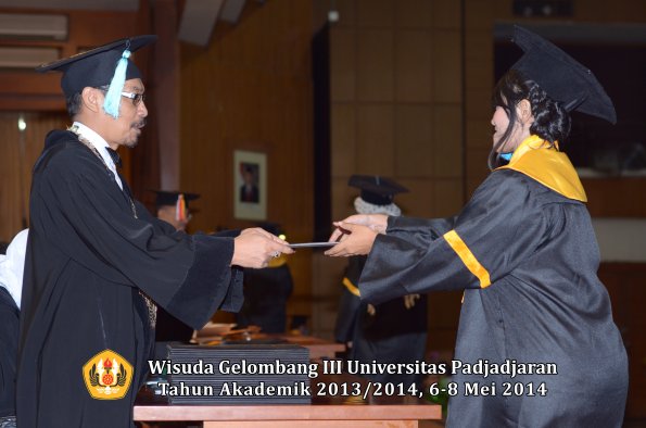 wisuda-unpad-gel-iii-ta-2013_2014-fakultas-ilmu-budaya-oleh-dekan-ilalang-foto-063