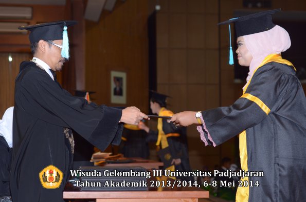 wisuda-unpad-gel-iii-ta-2013_2014-fakultas-ilmu-budaya-oleh-dekan-ilalang-foto-067