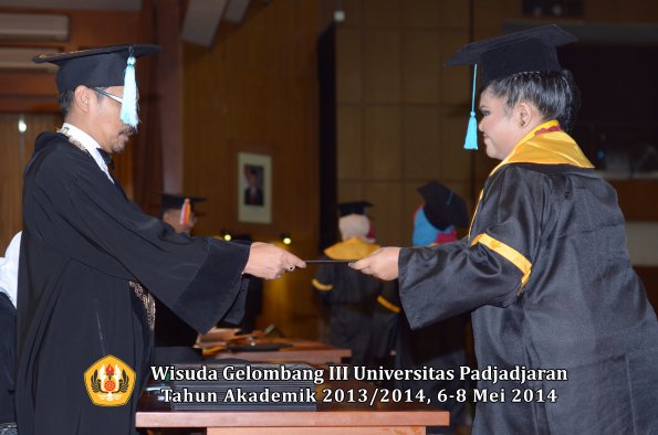 wisuda-unpad-gel-iii-ta-2013_2014-fakultas-ilmu-budaya-oleh-dekan-ilalang-foto-070