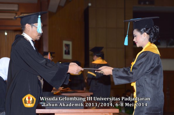 wisuda-unpad-gel-iii-ta-2013_2014-fakultas-ilmu-budaya-oleh-dekan-ilalang-foto-071